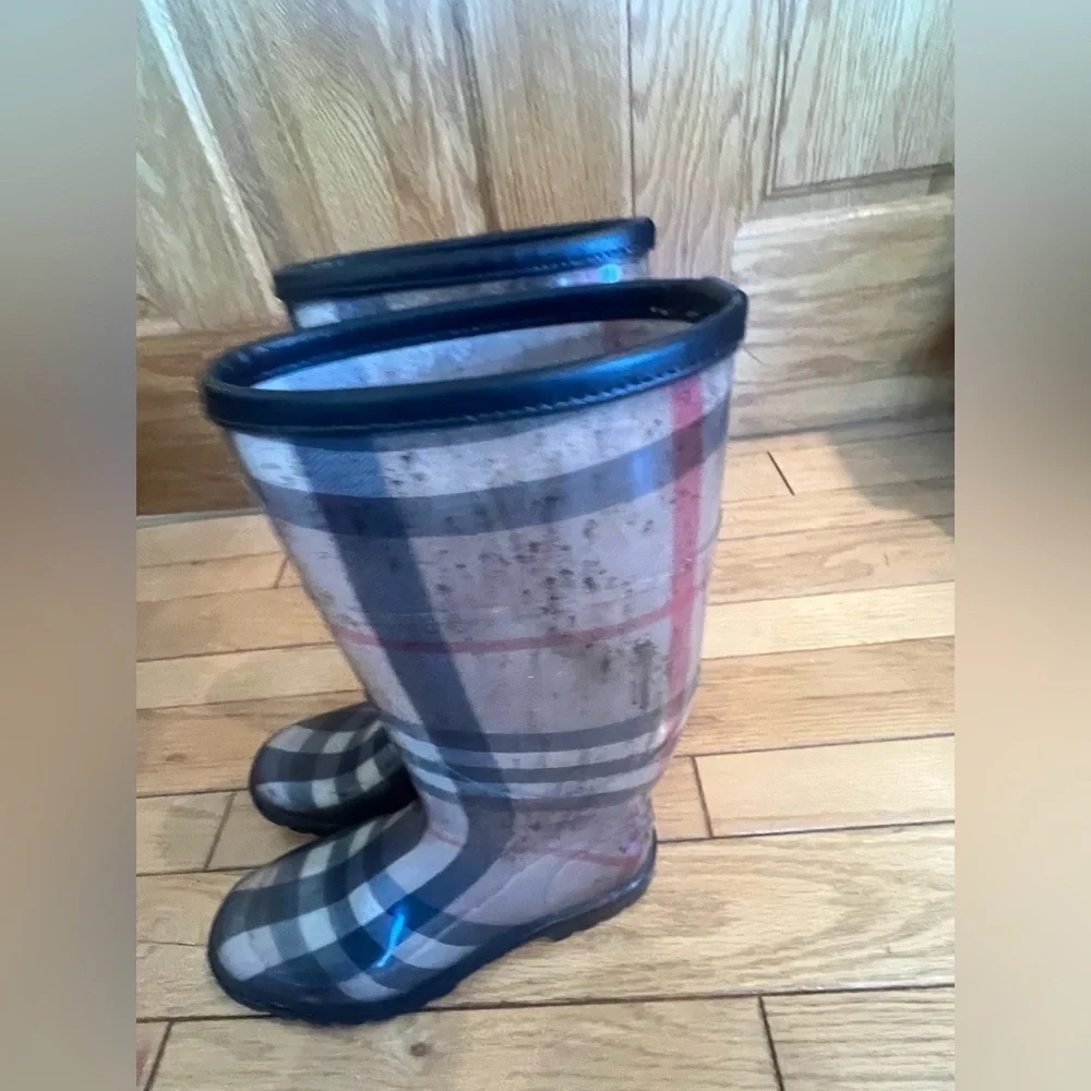 Burberry stylish plaid